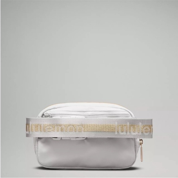 Lululemon Everywhere Belt Bag 1L   Vapor/Gold/White, WORDMARK - Picture 4 of 13